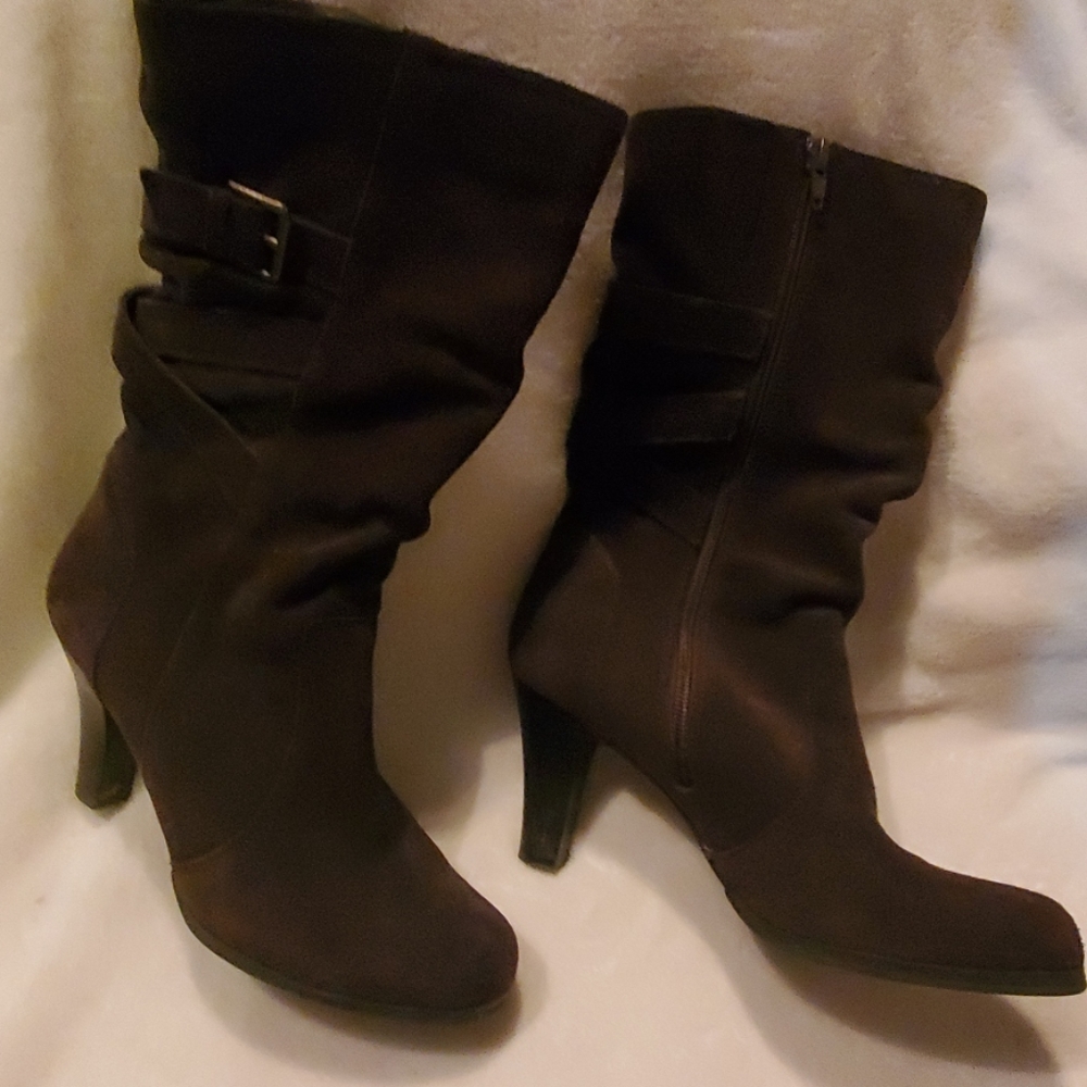Brown leather boots. Zip closure.  3" heels.